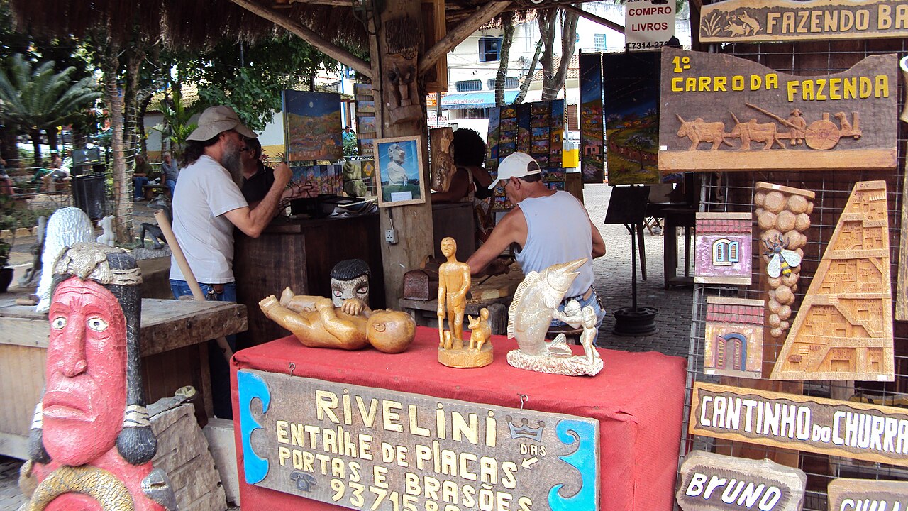 Artista de Embu das Artes com sua obra na feira