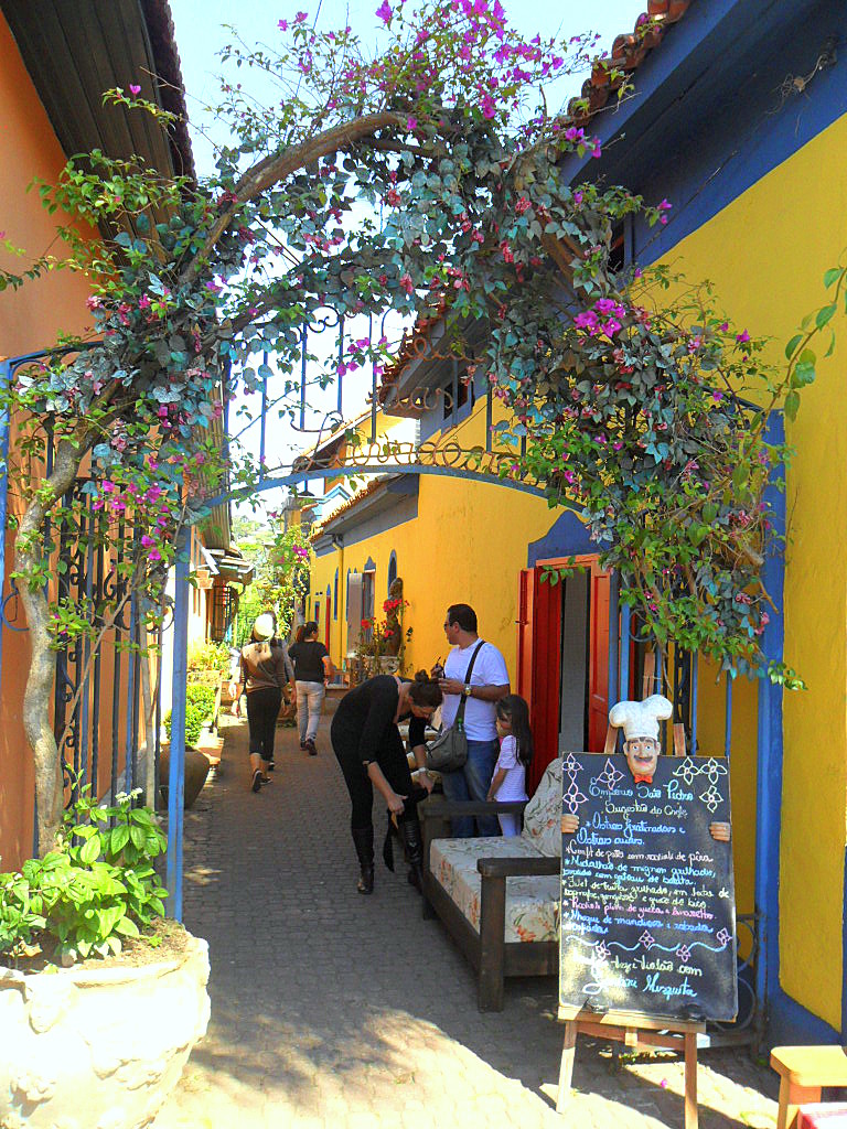 Beco das Lavadeiras em Embu das Artes: rua histórica
