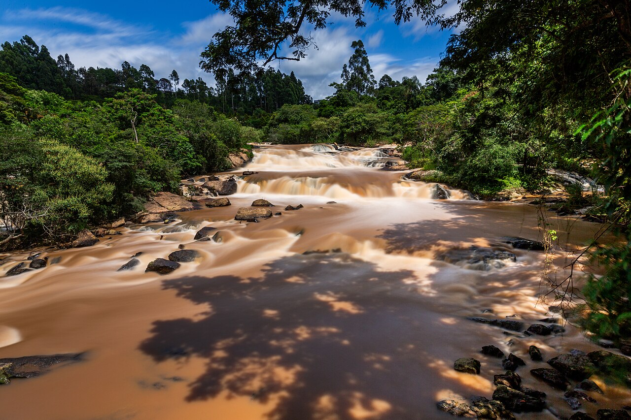 Cachoeira do Jaguari em Extrema: banho, decks e trilhas no rio