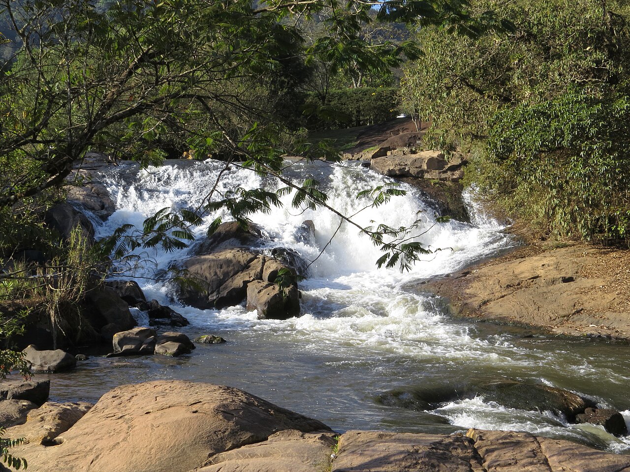 Cachoeira do Salto em Extrema: parque gratuito com queda gigante