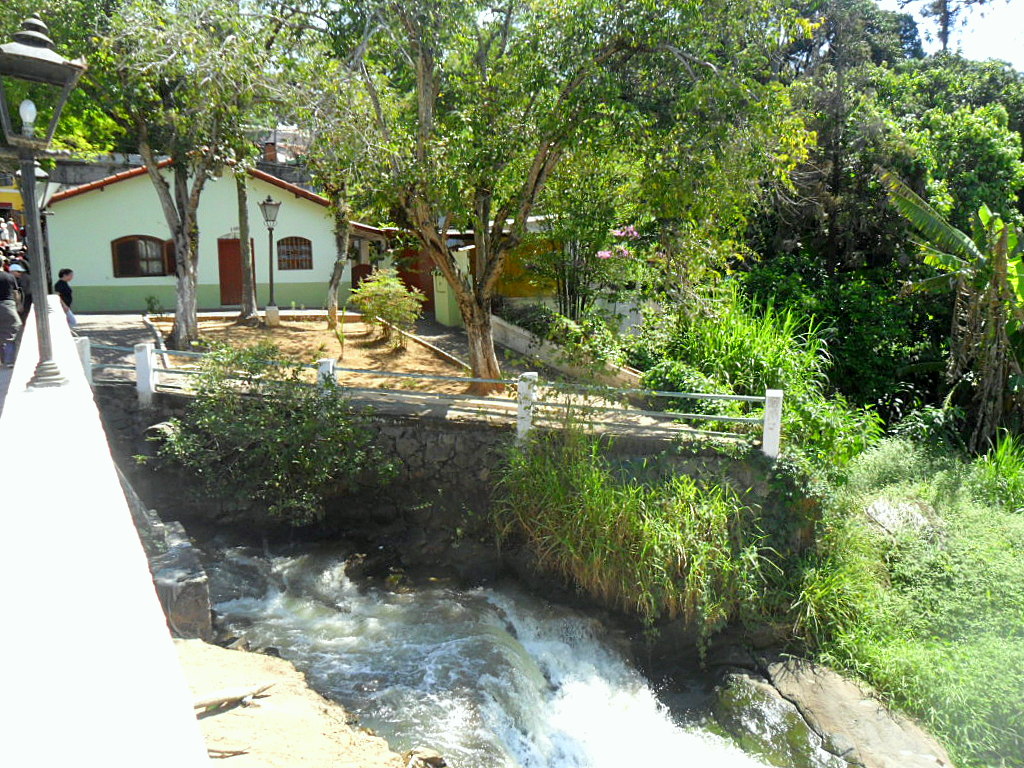 Cachoeira dos Jesuítas em Embu das Artes detalhe da queda