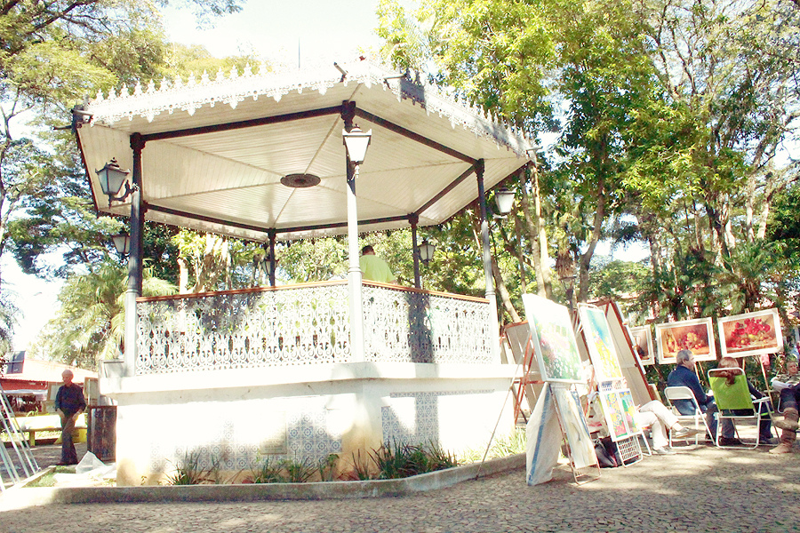 Coreto e praça central de Embu das Artes