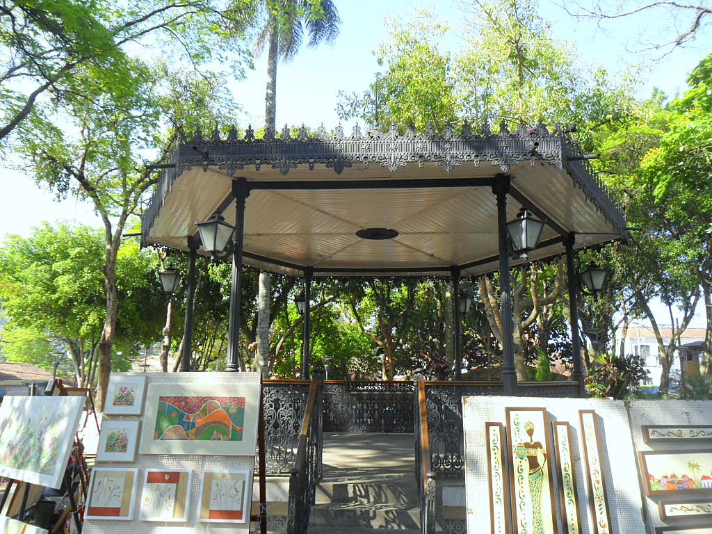 Coreto de Embu das Artes: praça central e passeio