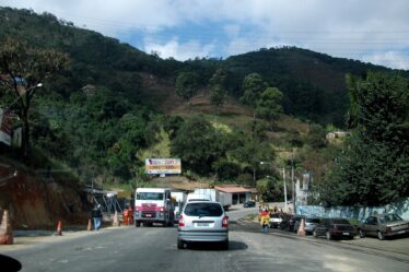 Estrada de chegada a Caieiras