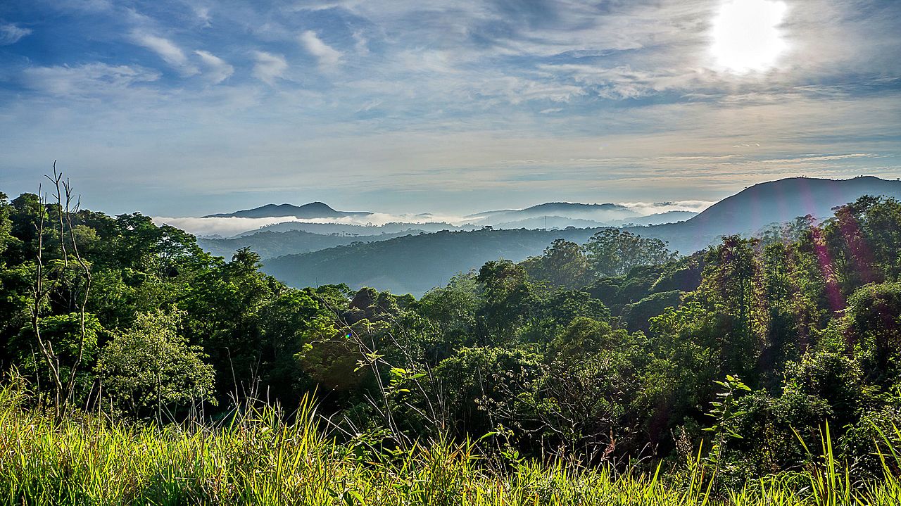 Estrada do Rio Acima com vista da represa