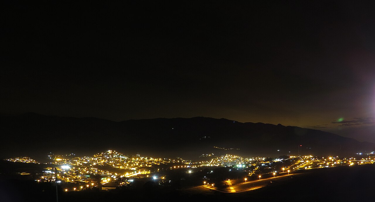 Extrema à noite com a cidade iluminada
