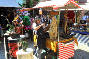 Artesão trabalhando na Feira de Embu das Artes