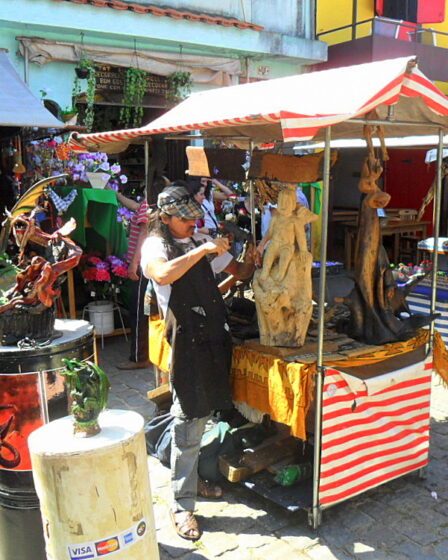 Artesão trabalhando na Feira de Embu das Artes