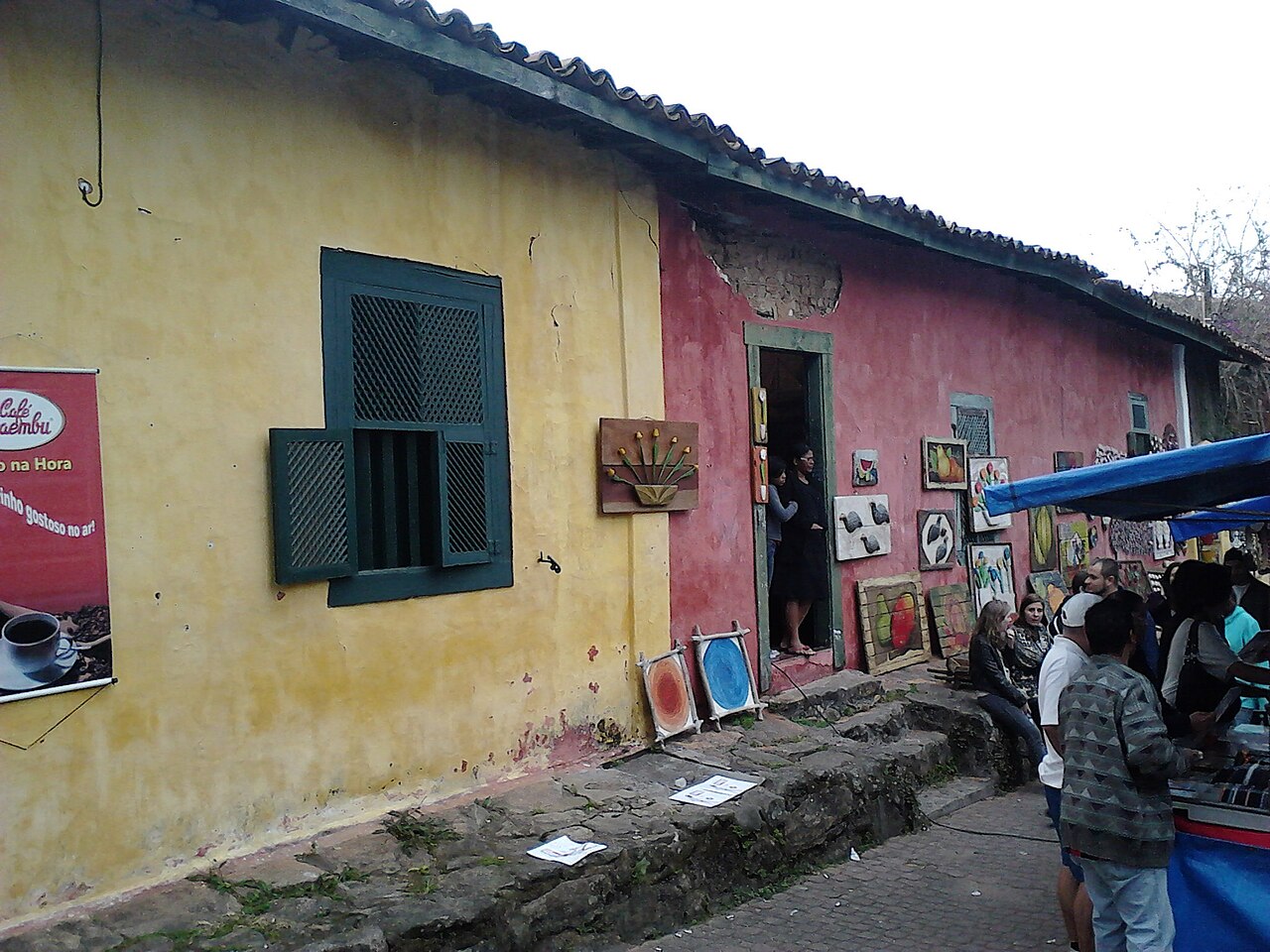 Rua histórica com casario em Embu das Artes