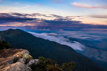 Trilha com vista na Serra da Mantiqueira em Extrema