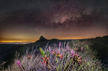 Noite estrelada na Pedra das Flores em Extrema
