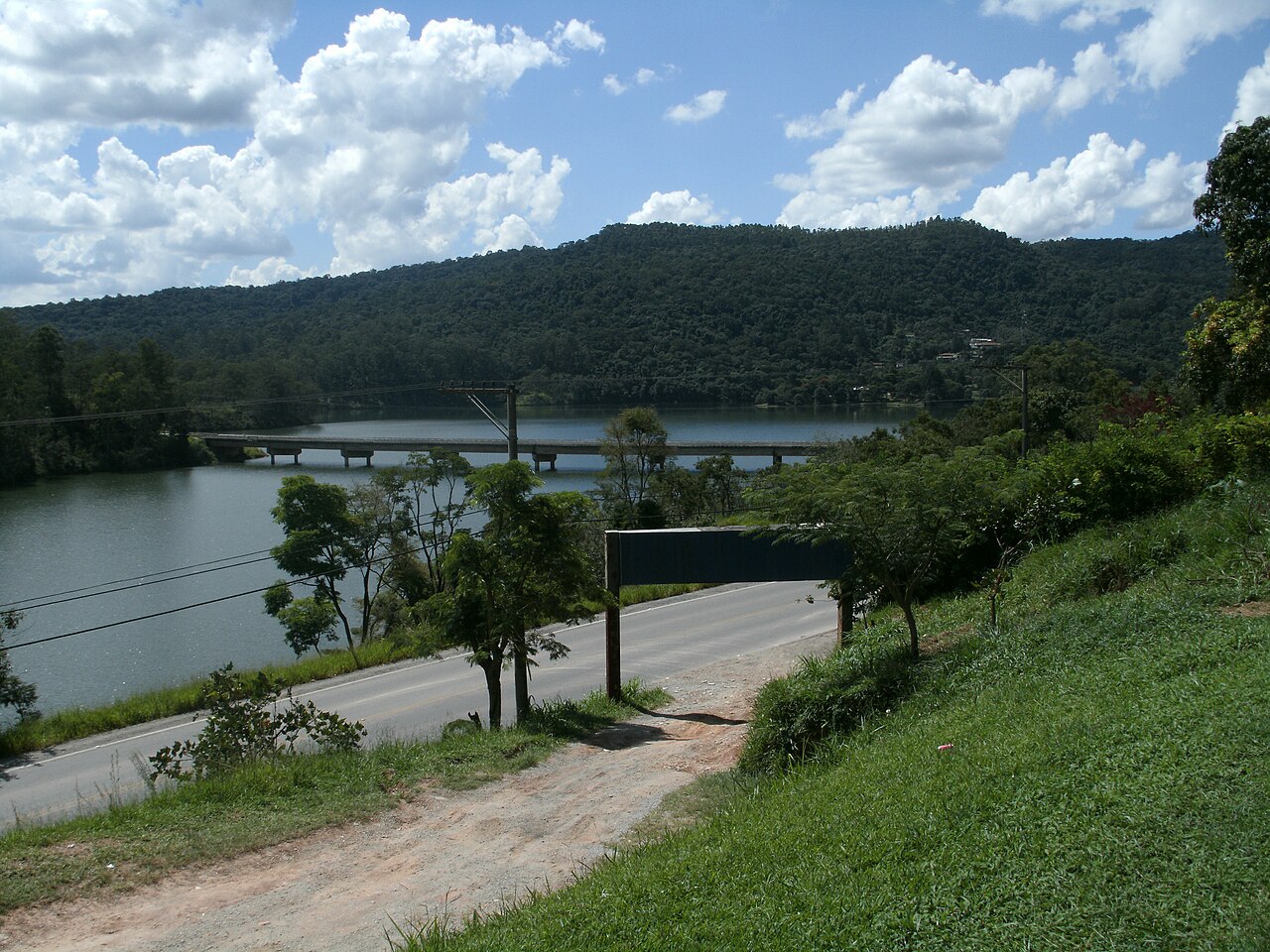Ponte sobre a represa em Mairiporã