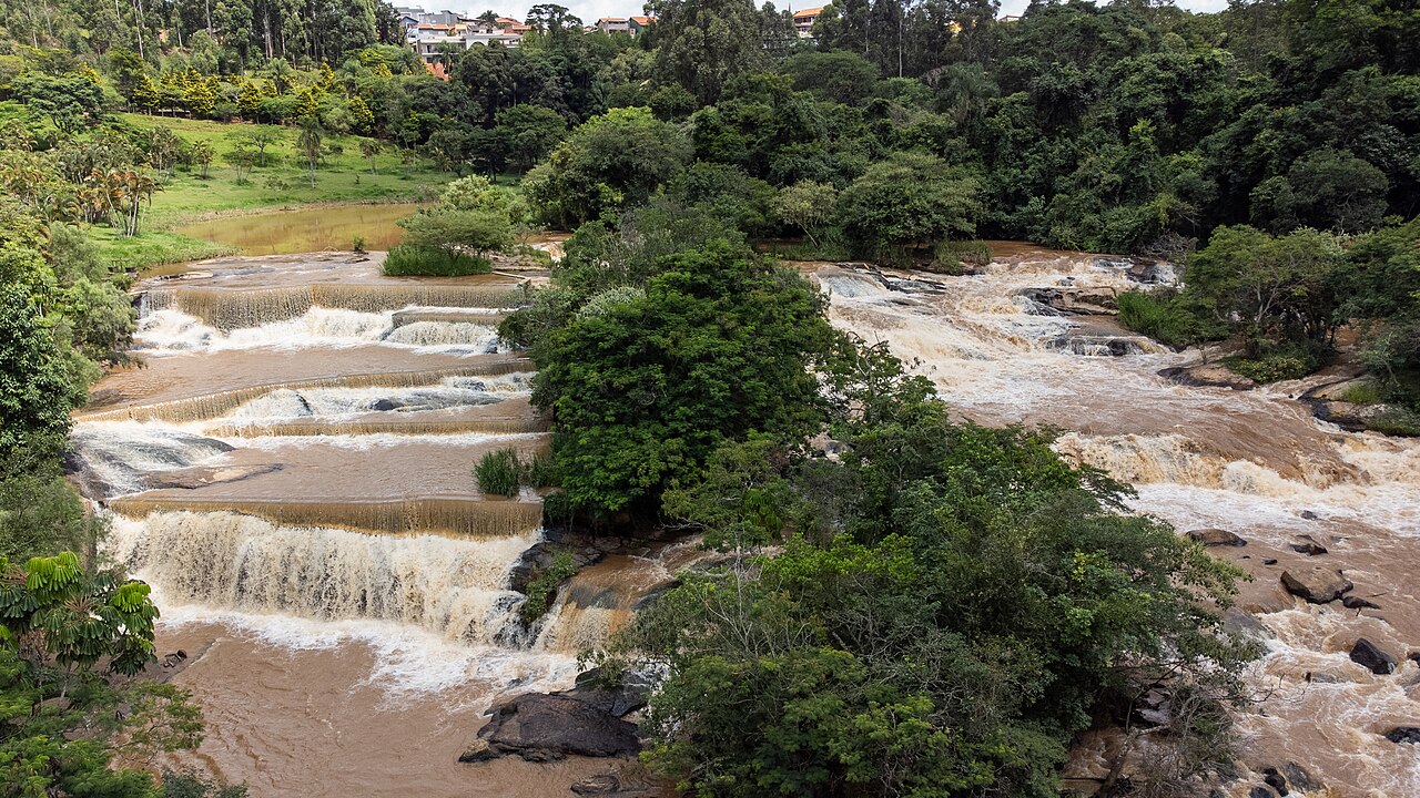 Rio Jaguari no parque em Extrema