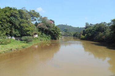 Rio Paraíba do Sul em Guararema trecho calmo