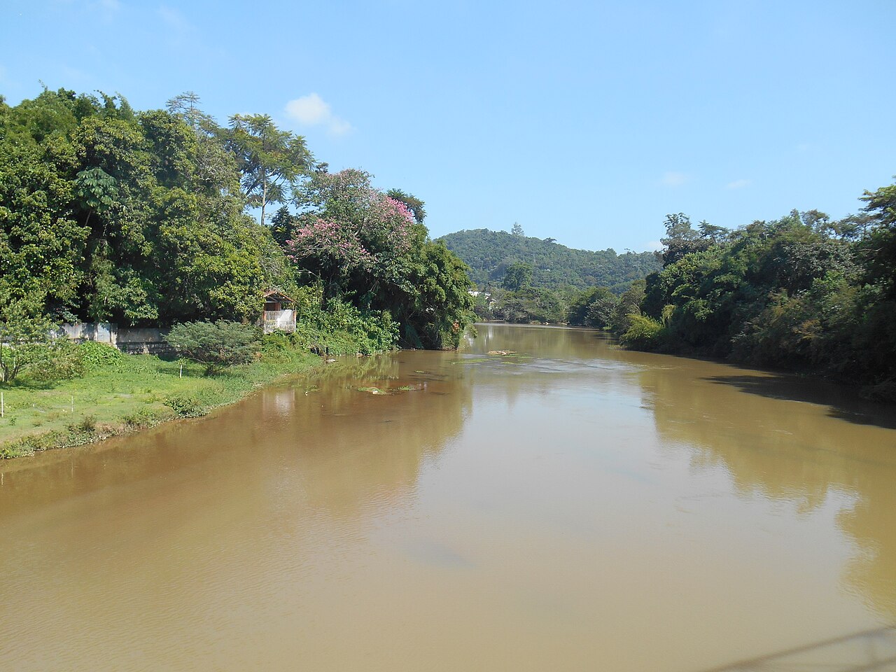 Rio Paraíba do Sul em Guararema: orla e passeio