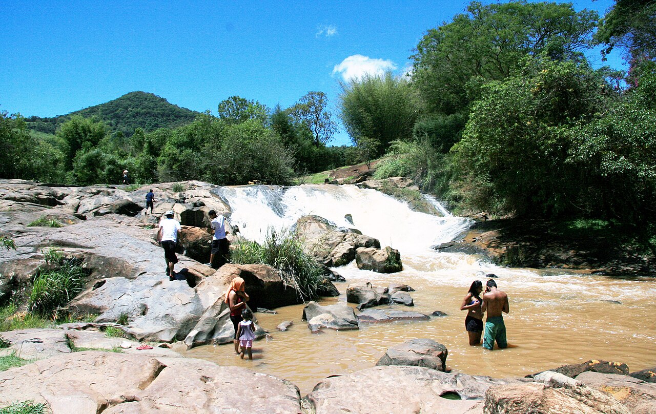 Trilha no parque da Cachoeira do Salto na Rota das Águas
